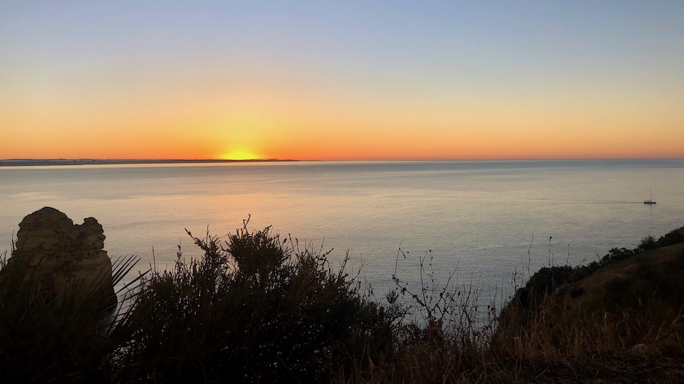 Einmal genießen, bitte! Einen Sonnenaufgang an der Algarve sollte man sich gönnen. 