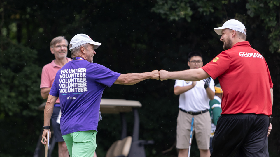 Volunteers waren den Golfern schon bei den Special Olympics World Games 2023 in Berlin eine große Hilfe. Nun werden auch helfende Hände für die EMM der Golfer mit Behinderungen 2024 im GC Hösel gesucht.