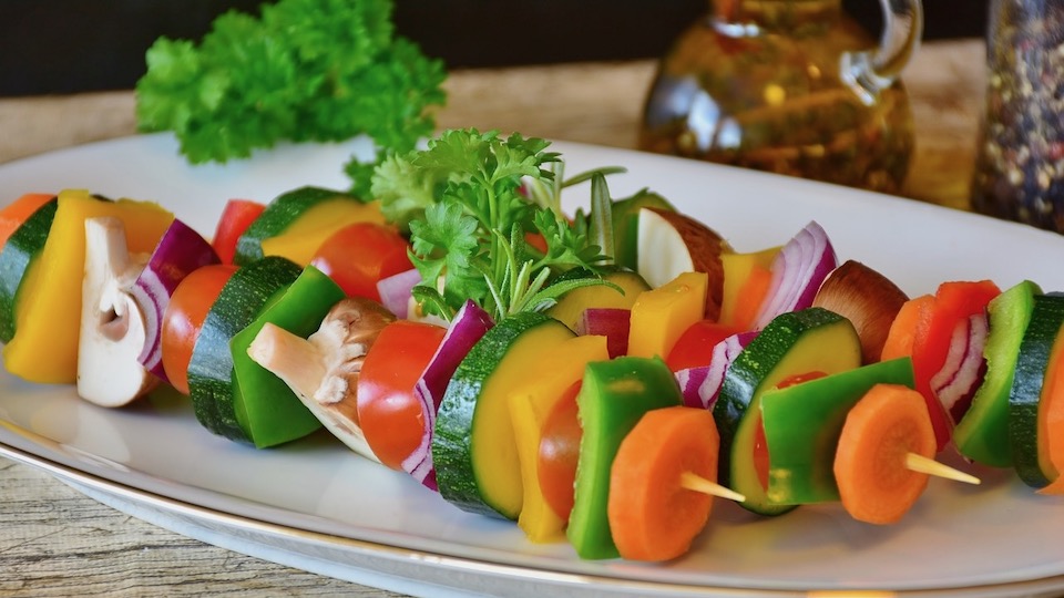 Beispielbild: Diese Gemüsespieße entsprechen nicht exakt dem unten vorgestellten Rezept – gesund sind sie dennoch.