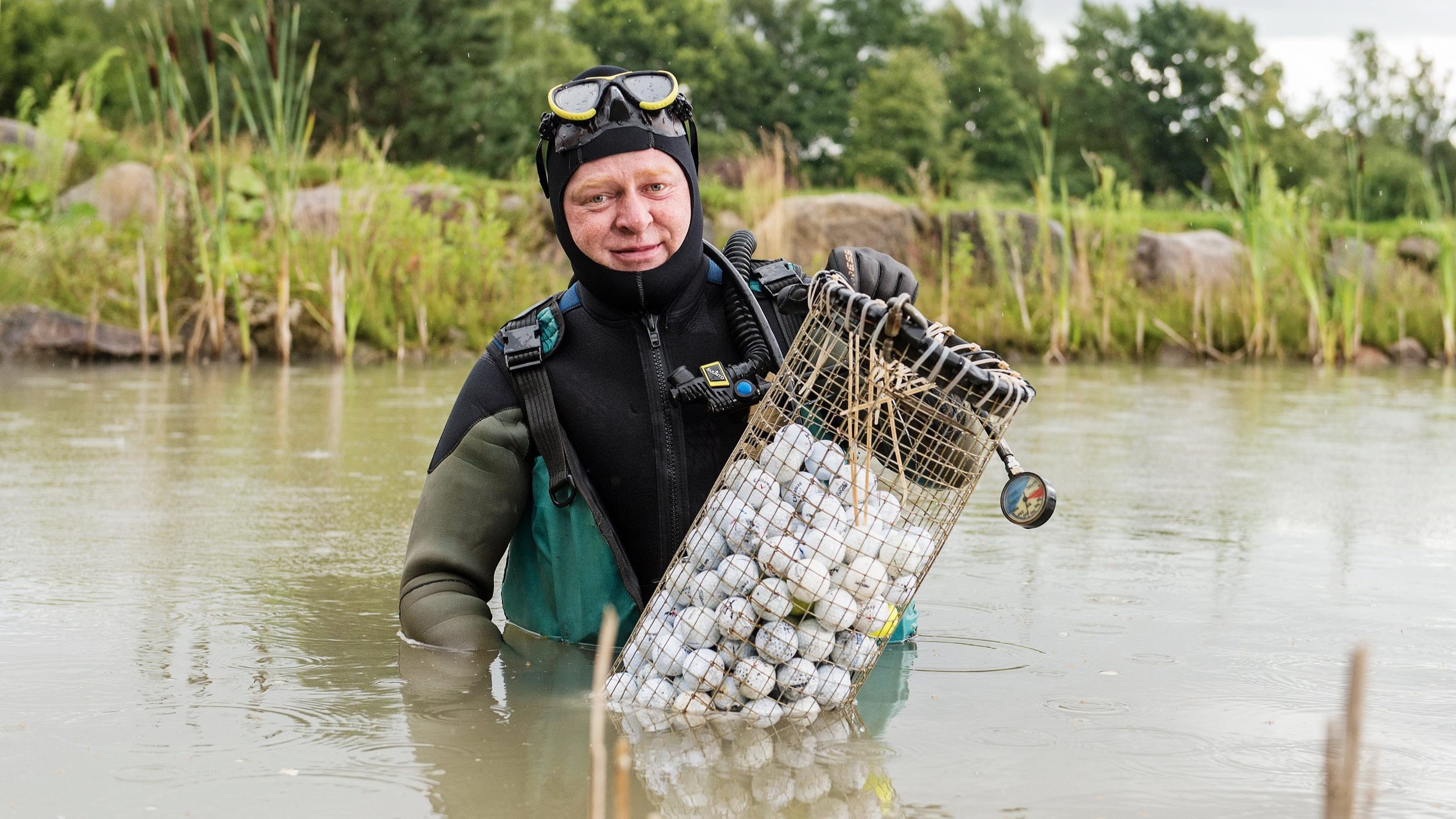 Abgetaucht: Ralf Oestmann holt jedes Jahr tausende von Golfbällen aus den Teichen und kümmert sich um das ökologische Gleichgewicht der Gewässer. 
