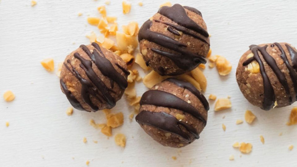 Appetit? Diese Erdnuss-Schoko-Proteinballs können Sie sich einfach selbst zubereiten. 