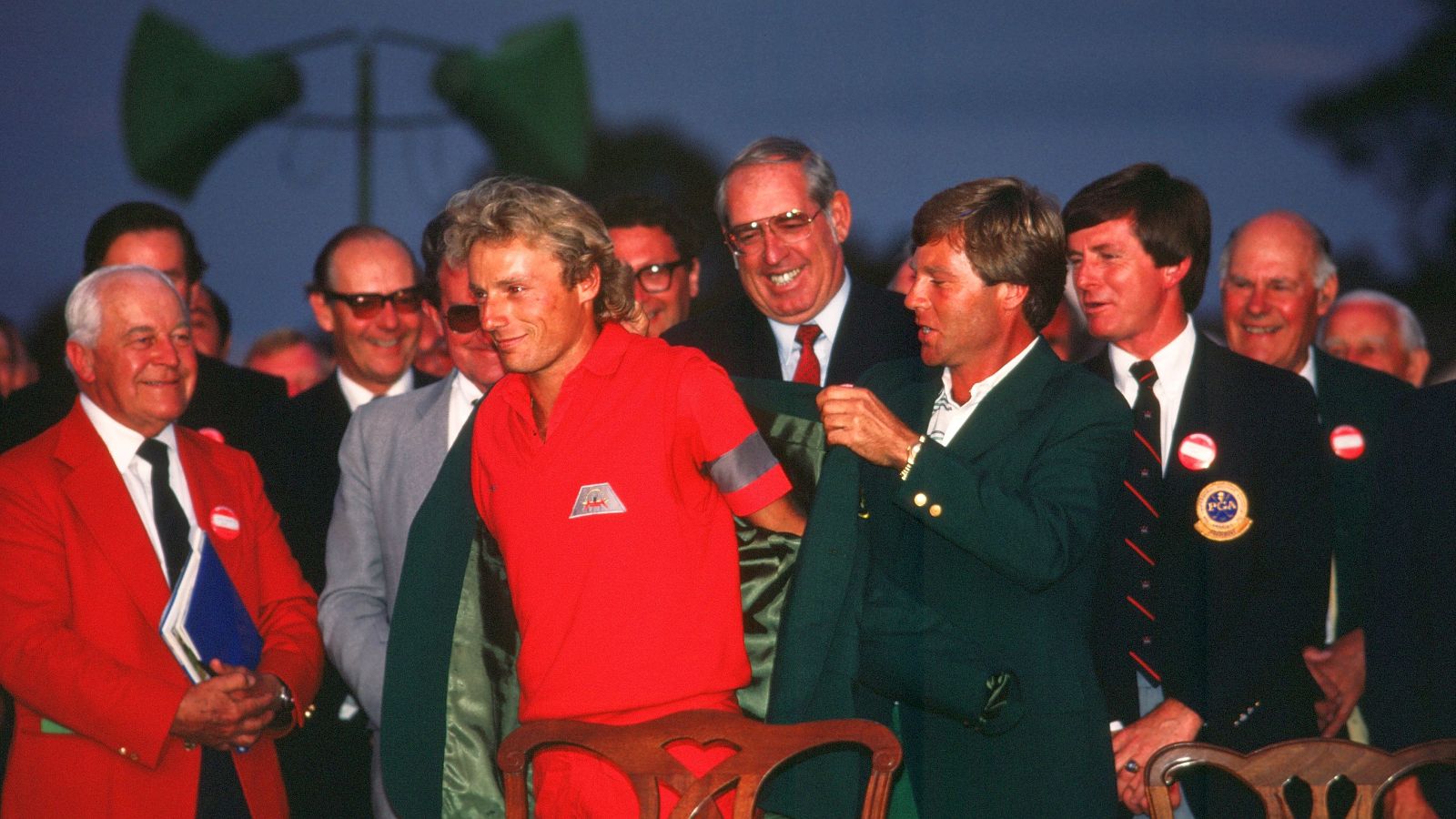 Champion 1985: Vorjahressieger Ben Crenshaw half Bernhard Langer ins Green Jacket.