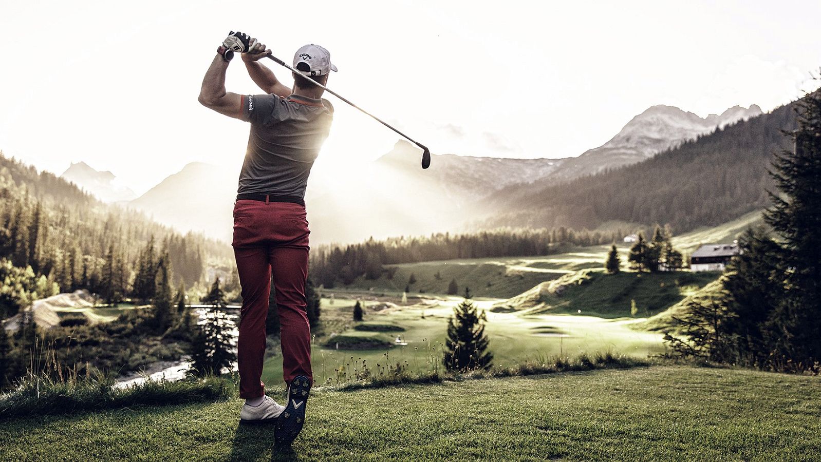 Abschlag in luftiger Höhe: Der GC Lech ist der höchstgelegene Golfplatz Österreichs.
