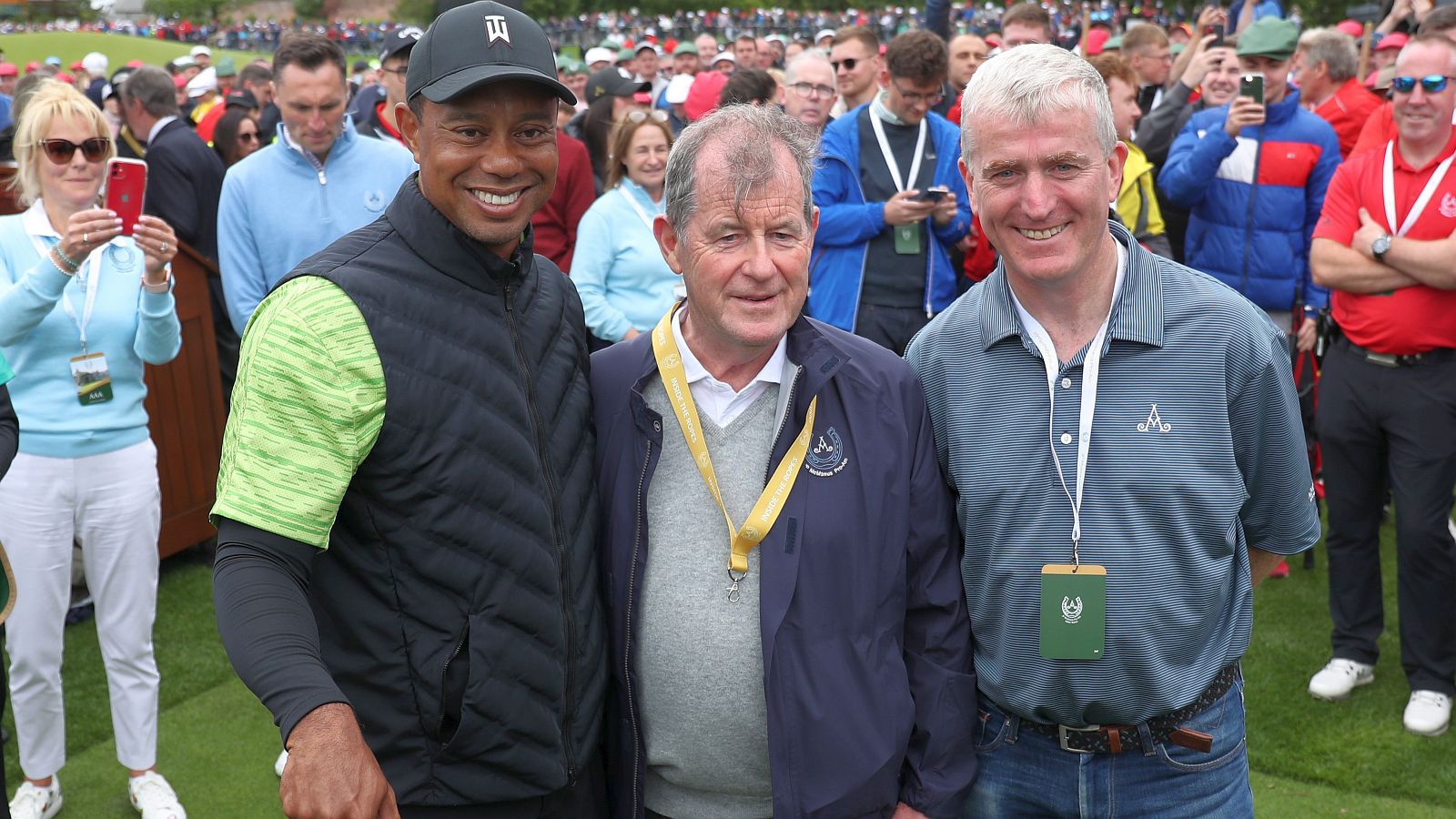 Gastgeber John Patrick McManus mit Stargast Tiger Woods und Irlands Sportstar John Kiely. | © Oisin Keniry/Getty Images
