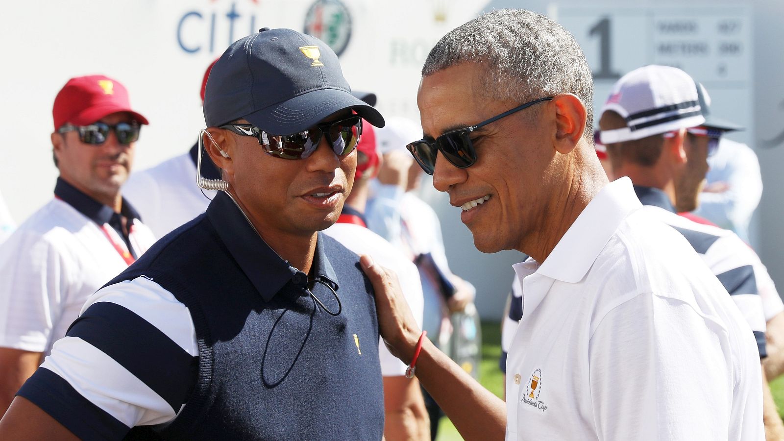 Fachgespräche: Tiger Woods traf beim Presidents Cup 2017 in New Jersey US-Ex-Präsident Barack Obama. | © Rob Carr/Getty Images