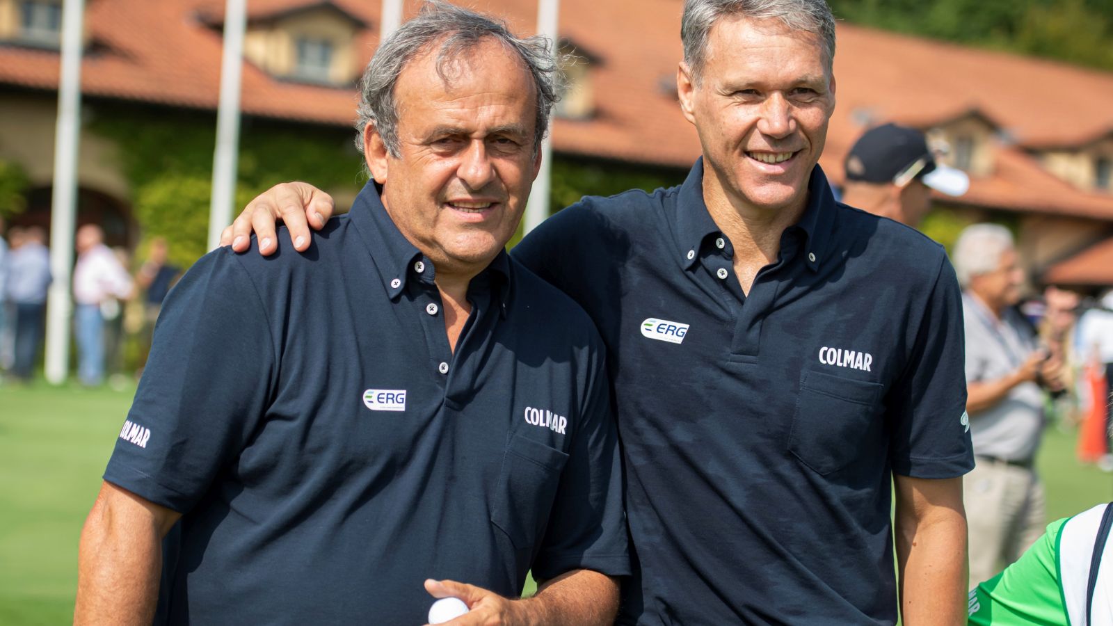 Diese zwei Herren gehörten im Fußball-Zirkus einst auch zu den ganz Großen: Michael Platini und Marco van Basten auf dem Golfplatz. © Giorgio Perottino/Getty Images