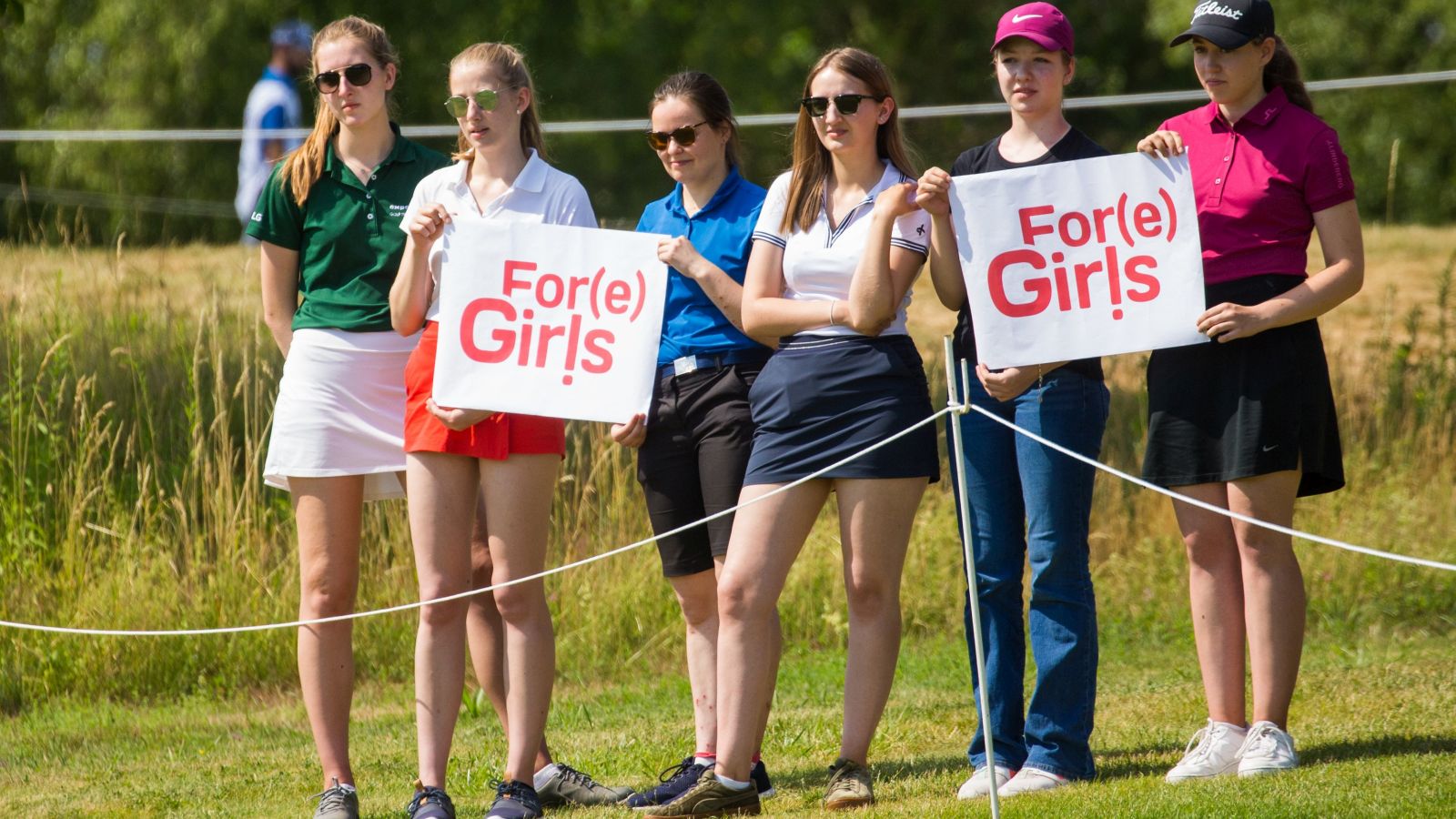 Platz 6 - Motivierte Mädchen: Diese weiblichen Fans nutzten das Amundi German Masters am Seddiner See, um auf Damen-Golf aufmerksam zu machen. | © Tristan Jones/LET