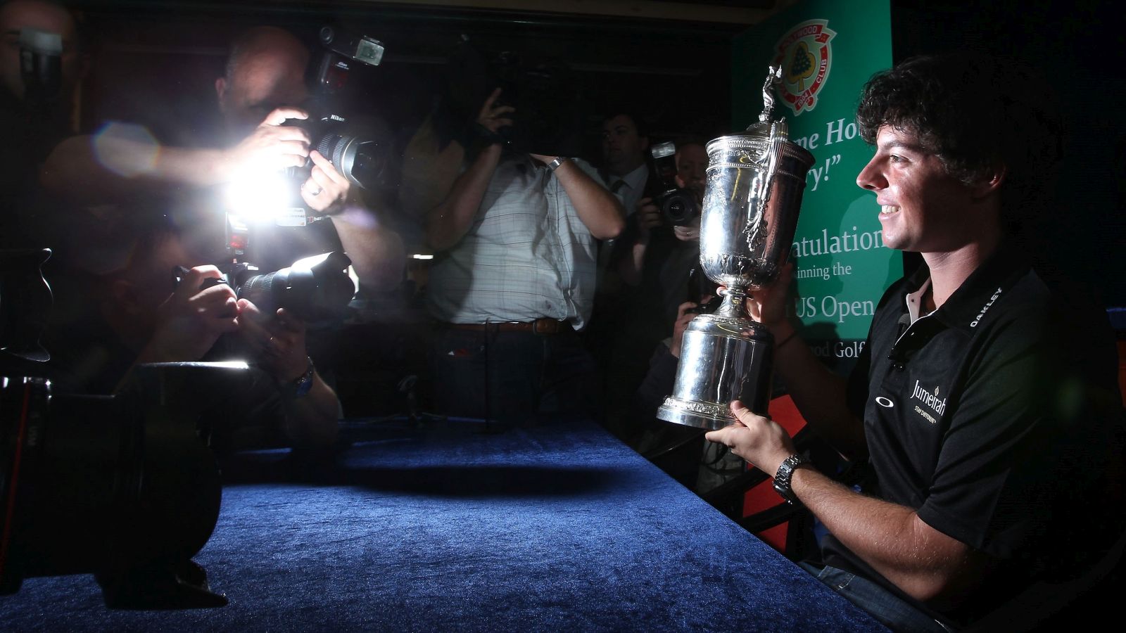 2011 - Erster Major-Sieg: McIlroy triumphiert bei der US Open und präsentiert sich bei seiner Rückkehr in die Heimat Journalisten in Belfast. © Peter Macdiarmid/Getty Images