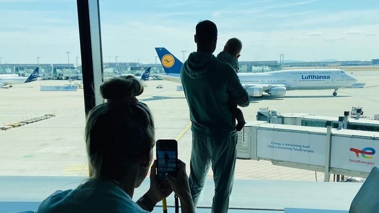 Zeig den Kindern die Welt, wie hier Martin Kaymer mit Söhnchen Sam am Airport. © Instagram.com/martinkaymer59