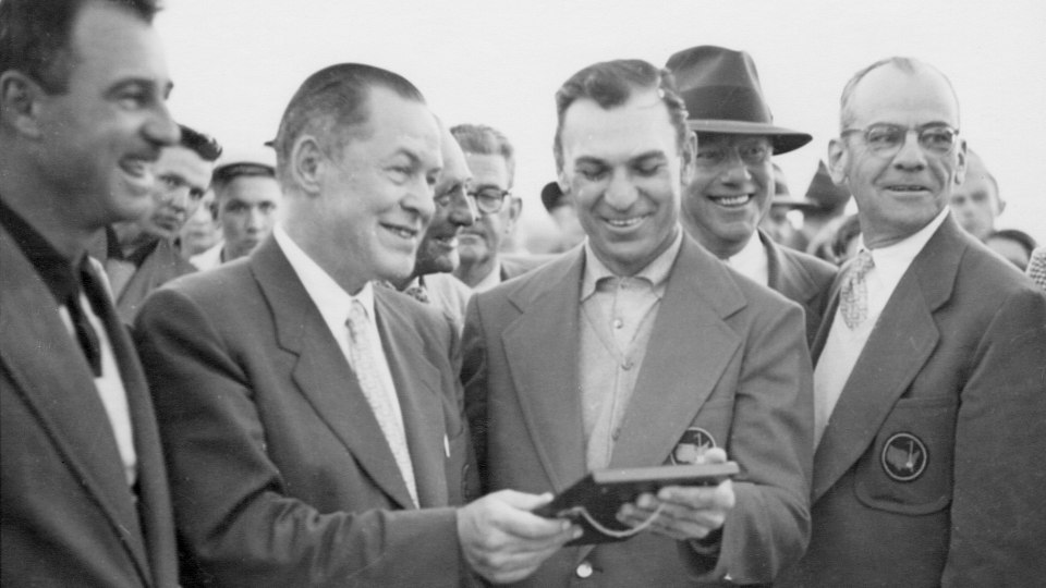 Ben Hogan (links daneben Bobby Jones, rechts Clifford Roberts) gewinnt 1951 seinen ersten Masters-Titel. | © Augusta National/Getty Images