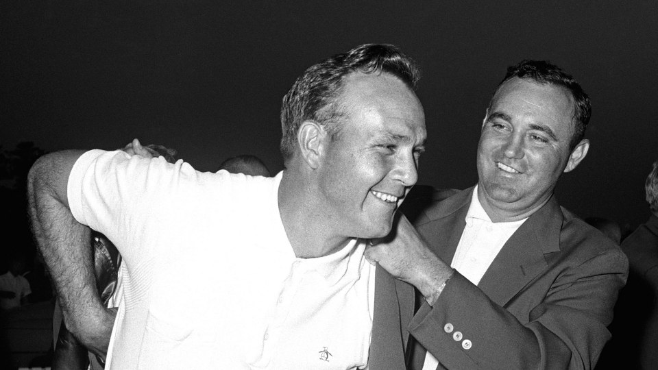 1958: Arnold Palmer feiert seinen ersten Major-Sieg. “The King” schlüpfte insgesamt viermal ins Grüne Jackett.
| © Augusta National/Getty Images