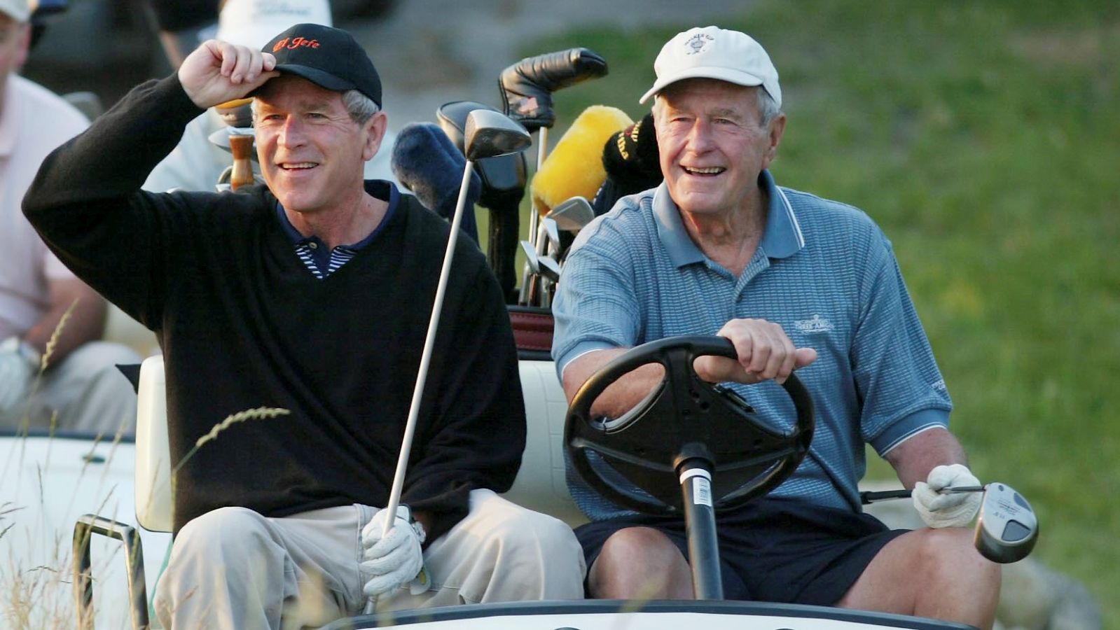 Vater und Sohn Bush auf der gemeinsamen Runde. © Brooks Kraft/Getty Images