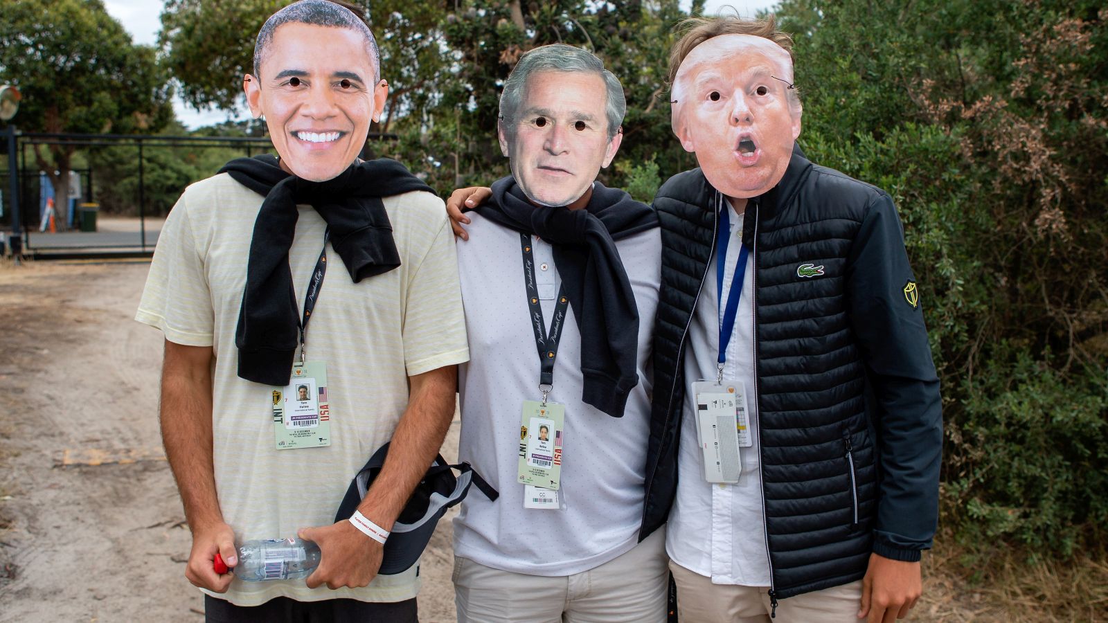 Sind sie es wirklich? Nein. Drei Fans mit Masken der Ex-Präsidenten Obama, Bush und Clinton. © Getty Images