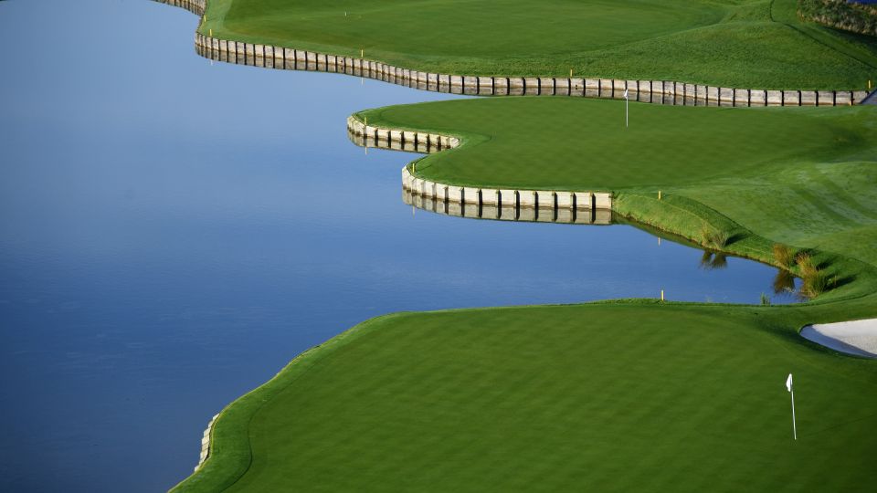 Gleich zwei Inselgrüns nebeneinander: die Bahnen 15 und 18 von Le Golf National bei Paris. © Ross Kinnaird/Getty Images