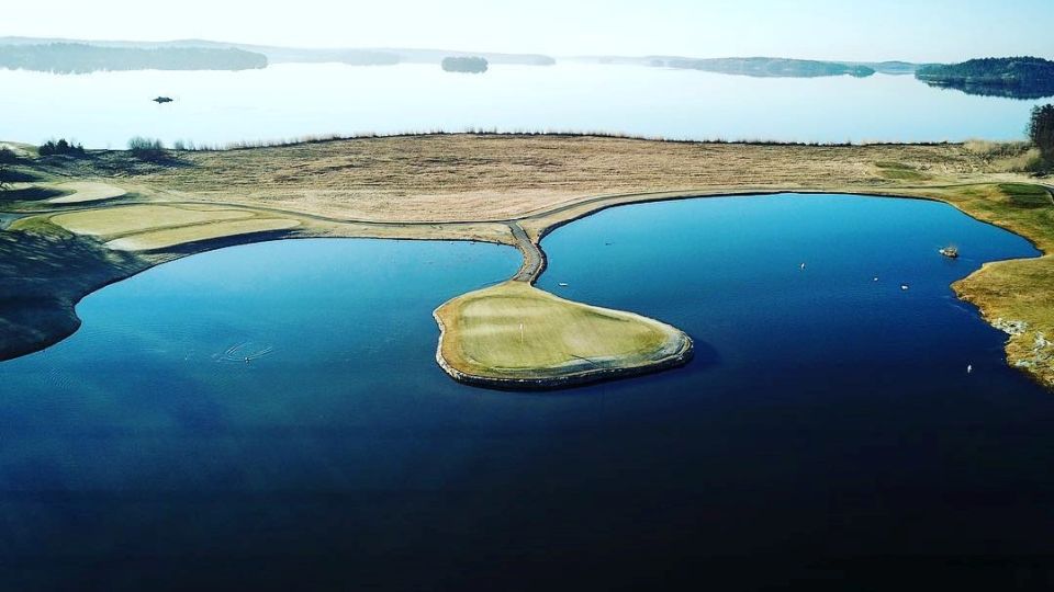 Wasser. Überall Wasser. Das Inselgrün der Bahn 17 des Stadium Course von Bro Hof Slott in Schweden. © Bro Hof Slott Golf Club