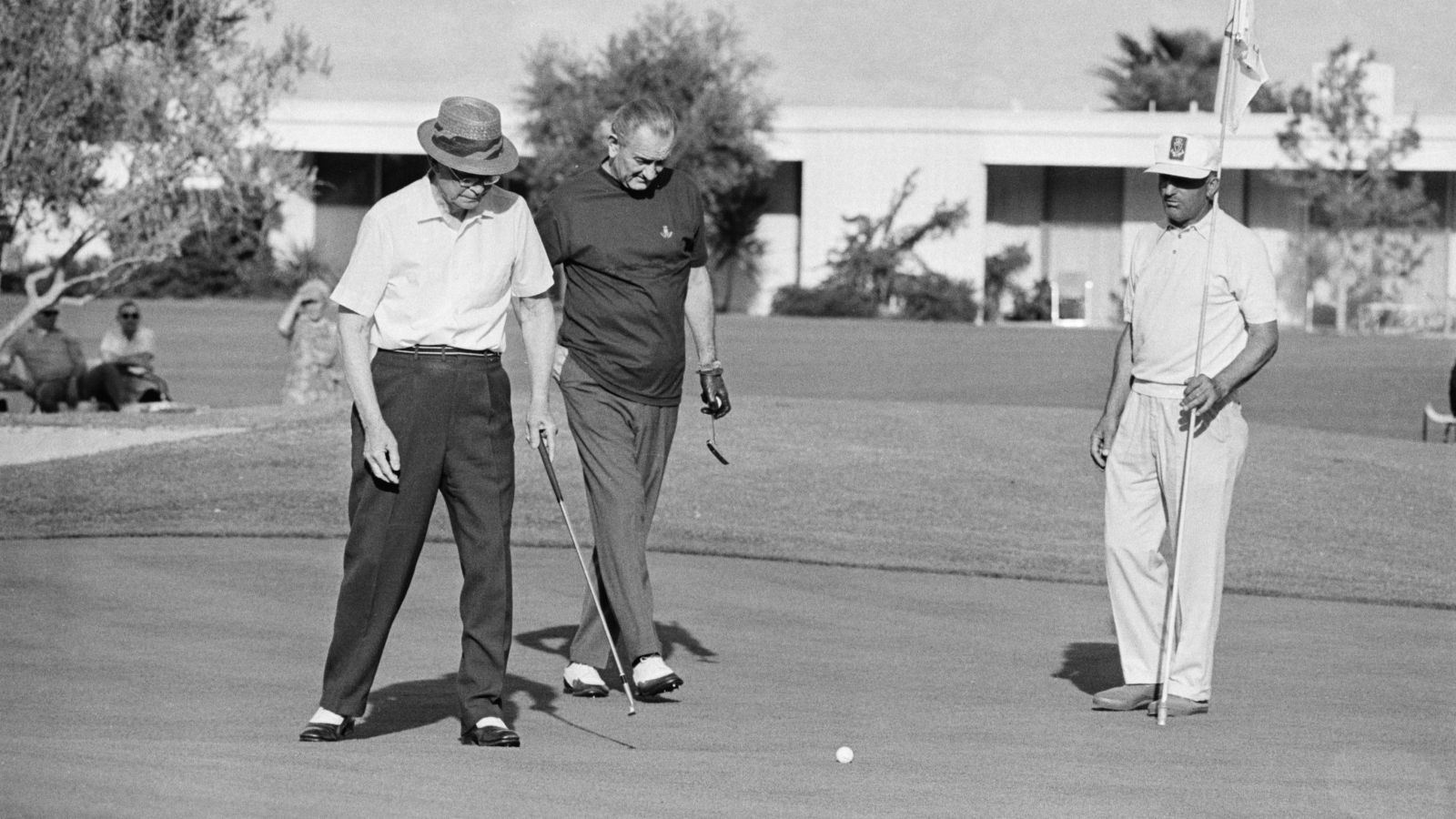 Lyndon B. Johnson und Dwight Eisenhower gemeinsam auf dem Grün. © Getty Images