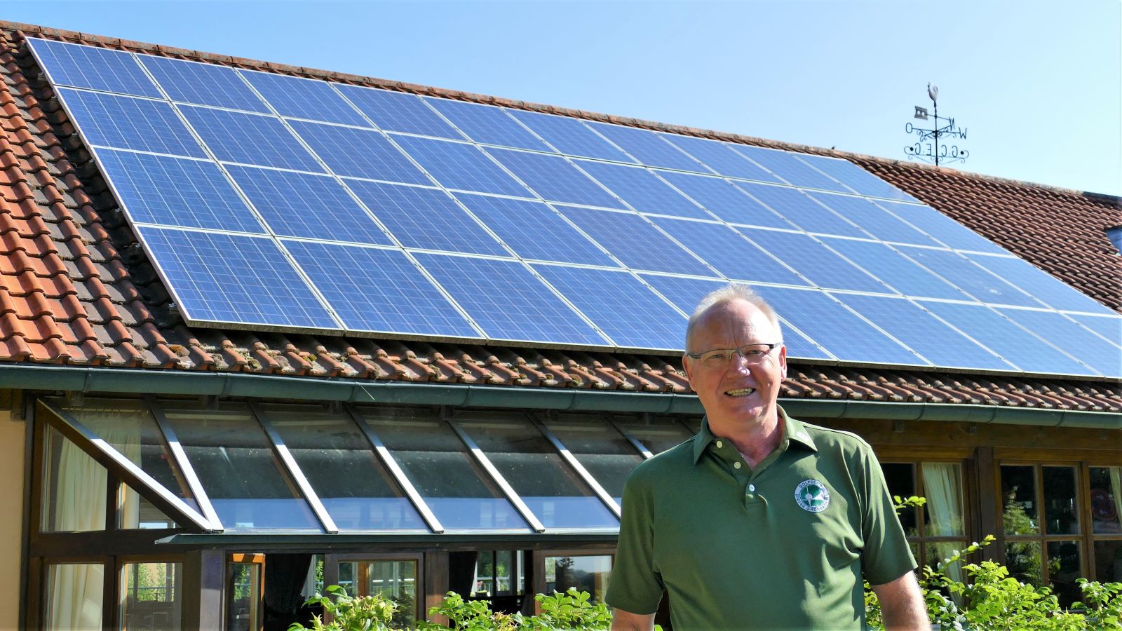 Clubpräsident Rudolf Bauschmid vor einer der Solaranlagen des GC Erding-Grünbach. © DGV/Kirmaier