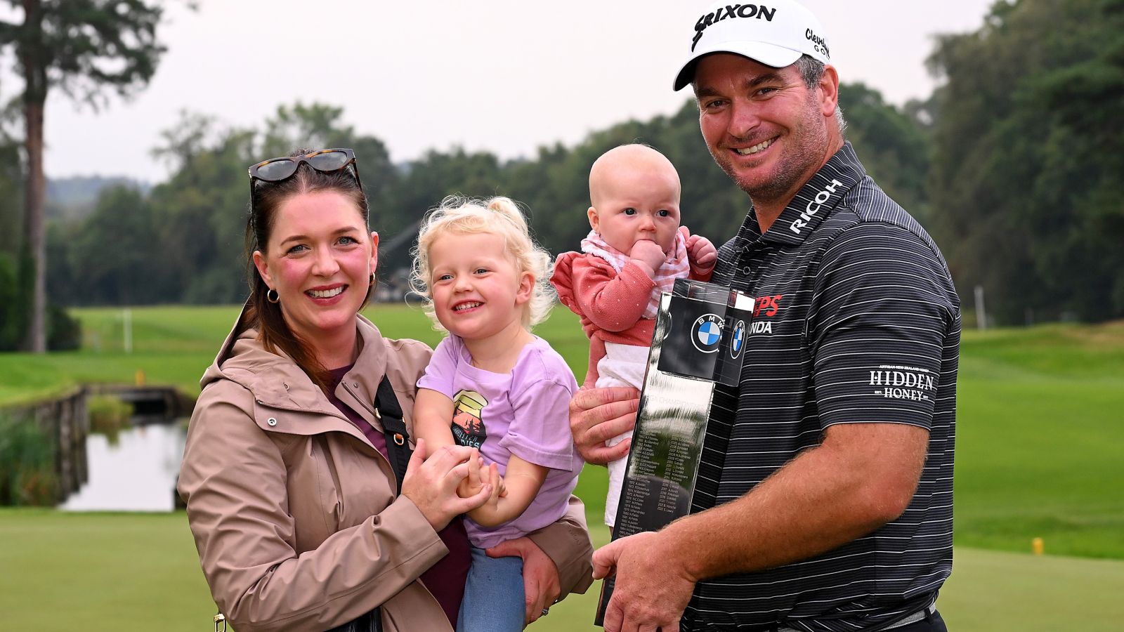 Ryan Fox, frischgebackener BMW-PGA-Championship-Sieger, feierte seinen Triumph in Wentworth 2023 mit Frau und den beiden Töchtern. © Ross Kinnaird/Getty Images
