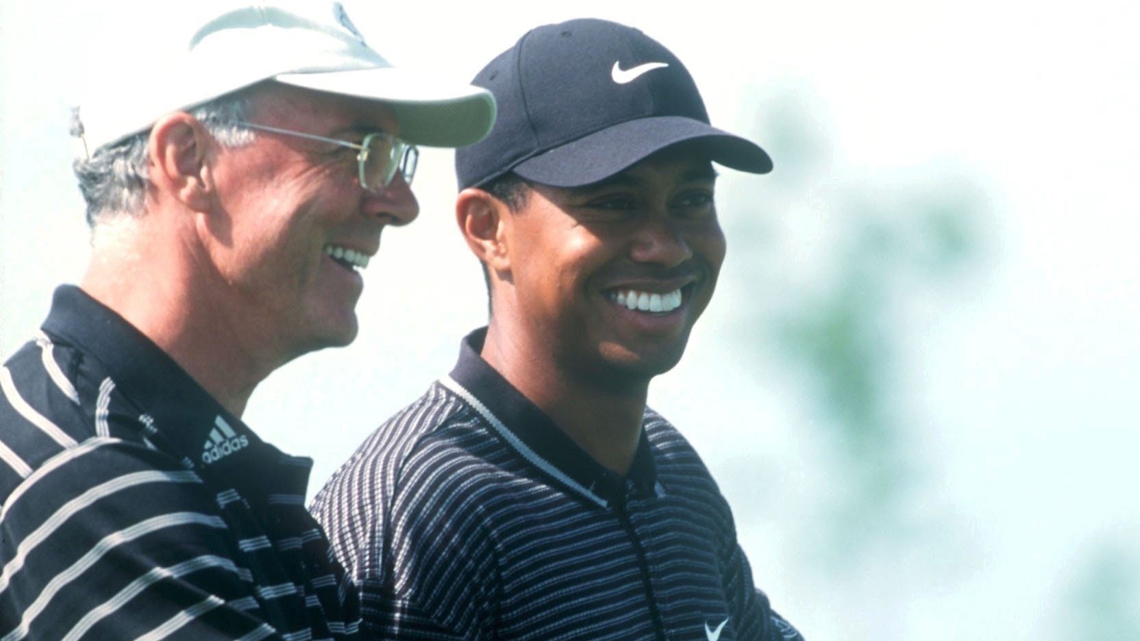 16. Mai 2001: Franz Beckenbauer spielt in St. Leon-Rot eine Runde Golf mit Tiger Woods. © Michael Kienzler/Getty Images