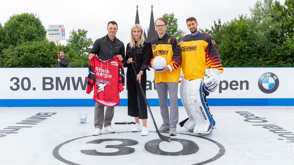 Eis statt Gras: Martin Kaymer und Lena Gercke 2018 mit den Eishockey-Stars Christian Ehrhoff und Dennis Endras. © Stefan Heigl/BMW