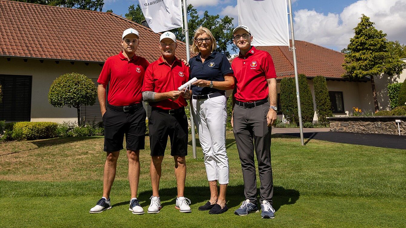 Im Rahmen des letzten DGL-Spieltags durfte der GC Hanau-Wilhelmsbad, vertreten durch Präsidentin Dorothea Christ und Spielführer Nicholas Zeitler, Alex Cejka offiziell seine Urkunde für die Ehrenmitgliedschaft überreichen.