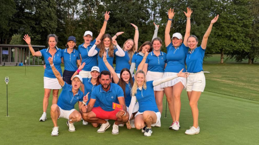 Die Frauen aus dem GC Wörthsee um Coach Paddy Kopp und Ex-Tour-Spielerin Martina Eberl (vorne) steigen sensationell in die 2. Bundesliga auf.