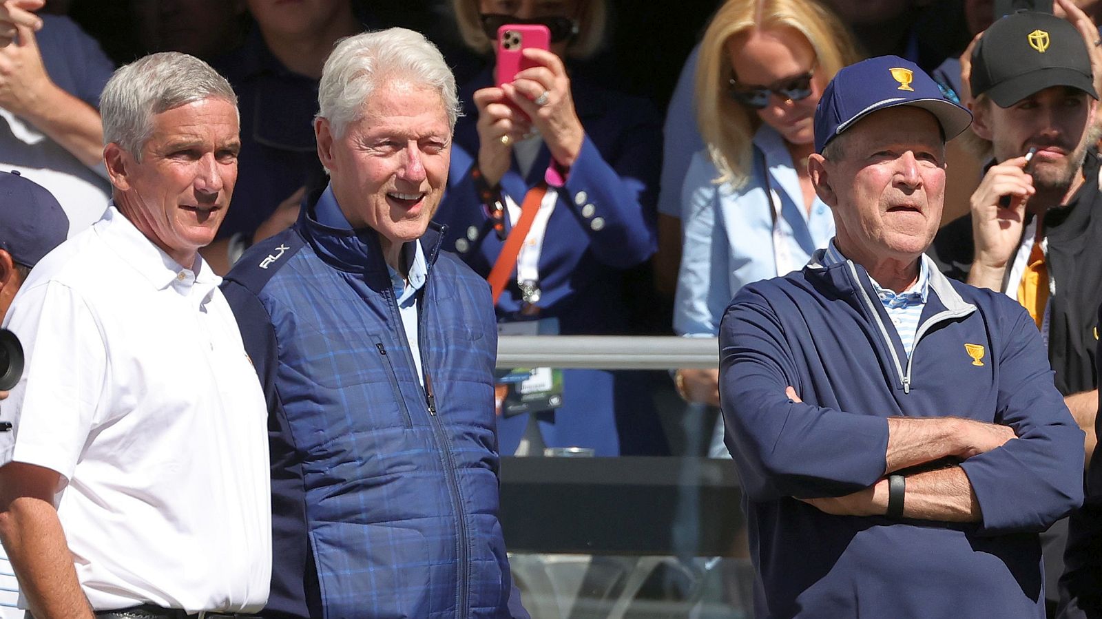 Ex-Präsidenten beim Presidents Cup: PGA-Boss Jay Monahan (l.) mit Bill Clinton und George W. Bush am Freitag im Quail Hollow Club bei Charlotte. © Stacy Revere/Getty Images
