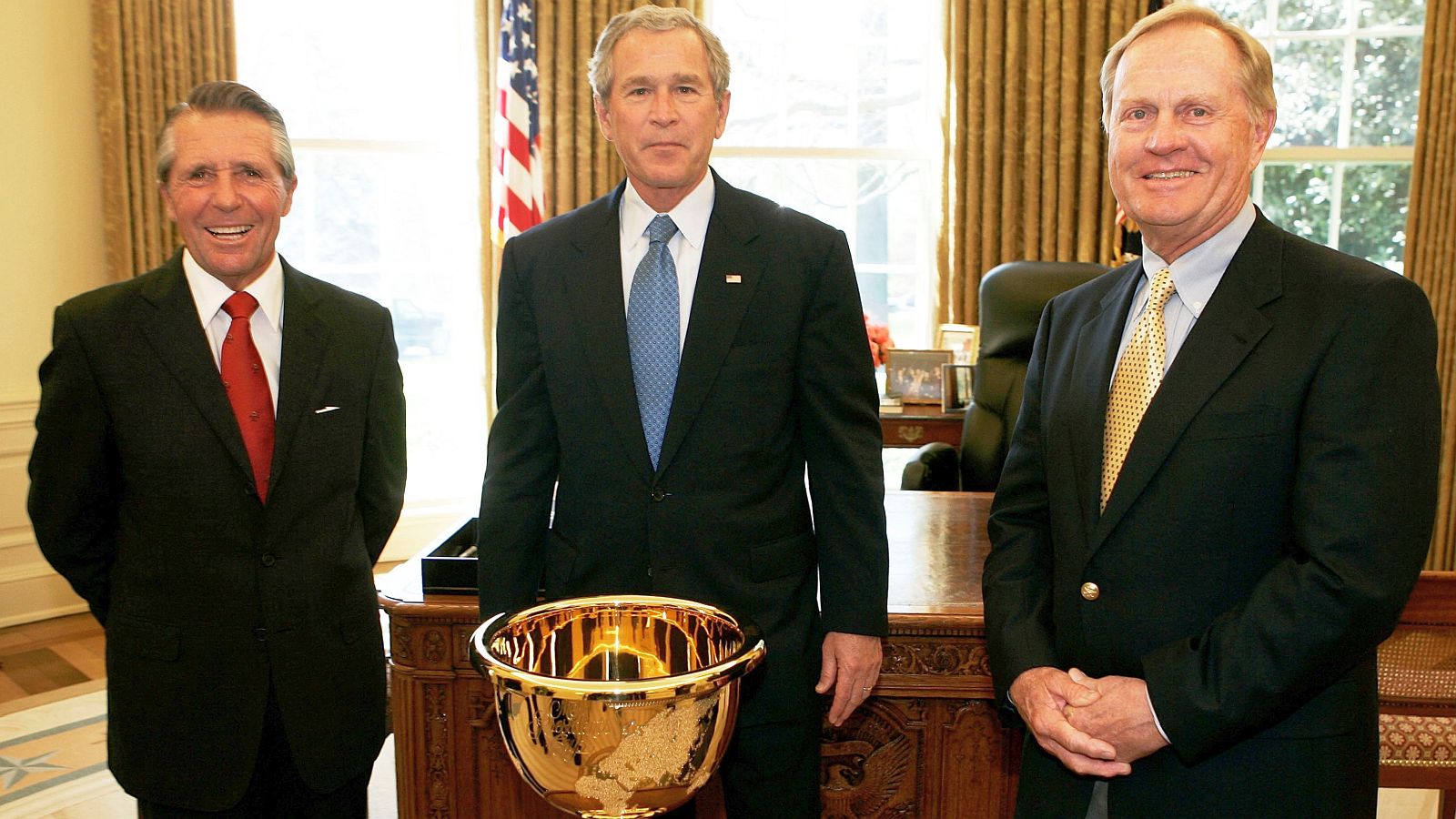 Die PresCup-Captains beim Präsidenten: Jack Nicklaus und Gary Player besuchten George W. Bush 2005 im Weißen Haus. | © Alex Wong/Getty Images