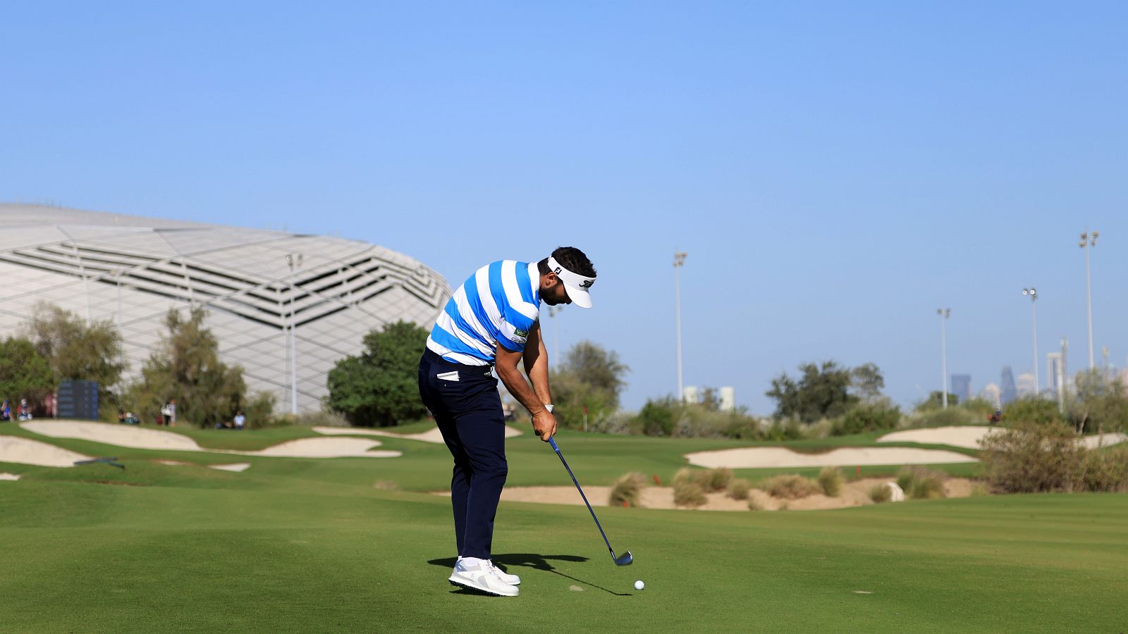 Golf trifft Fußball: Wer auf dem Platz des Education GC spielt, hat einen Blick zum Fußballstadion der Qatar Foundation, wo einige Spiele der WM 2022 stattfinden werden. © Warren Little/Getty Images