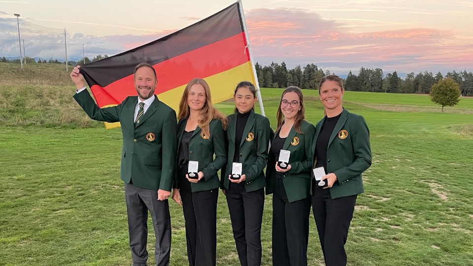 Die stolze Mannschaft des Hamburger GC dekoriert mit Silbermedaillen bei der European Ladies Club Trophy. (Foto: Privat/Hamburger GC)