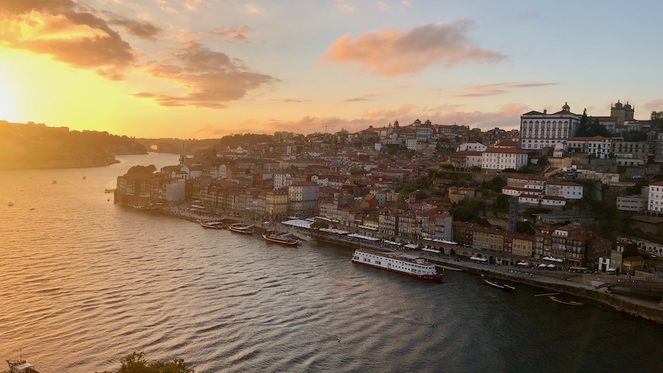 Wunderschöner Abschluss – des Tages und der Reise: auf der Brücke Ponte Dom Louis I in Porto. 