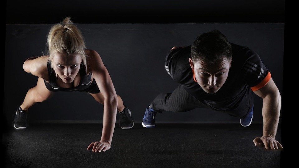 Workout ohne Geräte: Das eigene Körpergewicht genügt für ein effektives Training. 