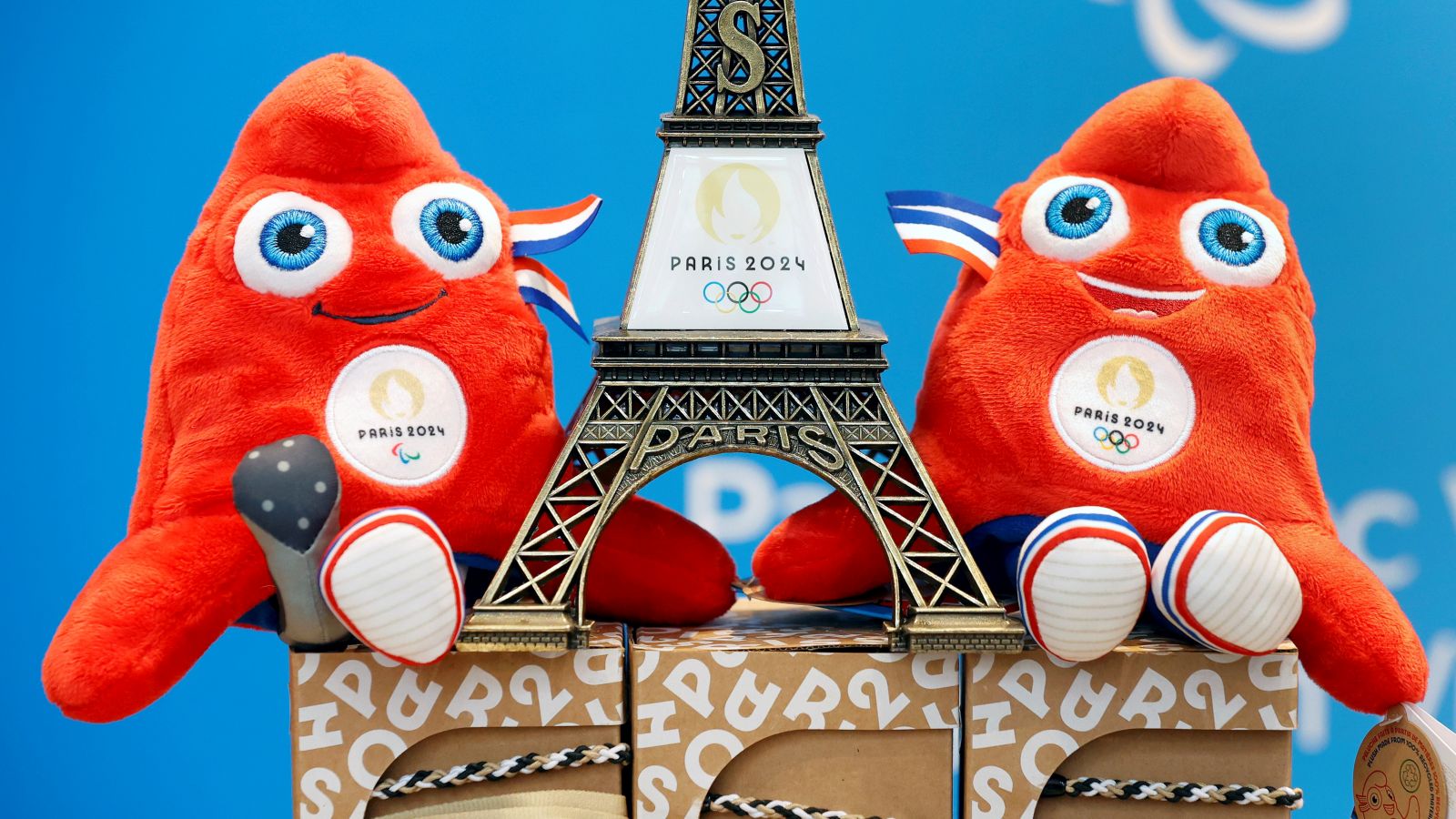 Die Maskottchen der Spiele 2024 in Paris: zwei Mützen, die an die Französische Revolution erinnern sollen. © Chesnot/Getty Images