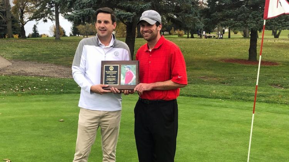 Links der Geschäftsführer der Wisconsin State Golf Association, Rob Jansen, in Rot Rekordgolfer Nolan Krentz