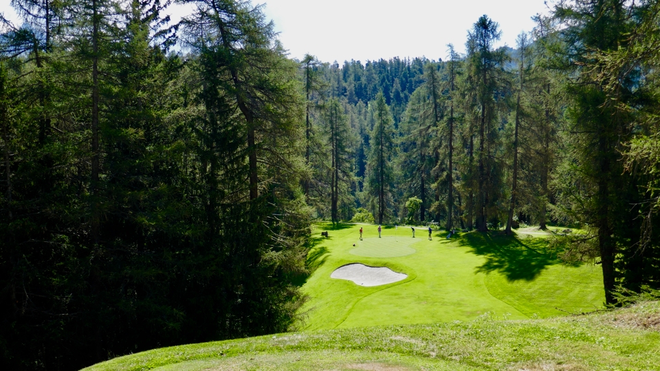 „Sunny Corner“ im Arvenwald - im Sommer Golfplatz, im Winter Olympia Bob Run.