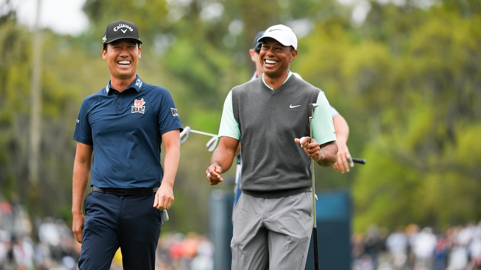 Freude ist eine Voraussetzung für Höchstleistungen – Tiger Woods (re., hier mit Kevin Na) ist das beste Beispiel. 