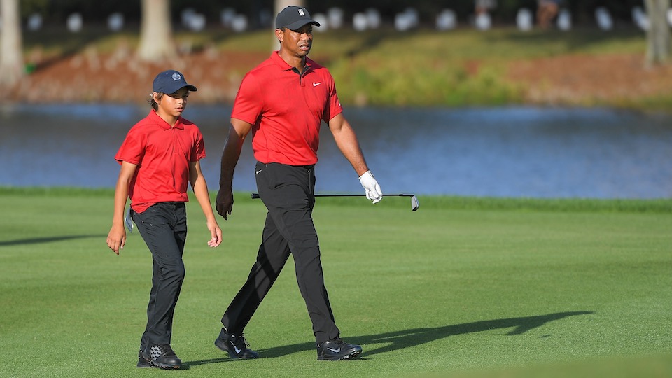 (Fast) im Gleichschritt: Tiger Woods und Sohn Charlie. 