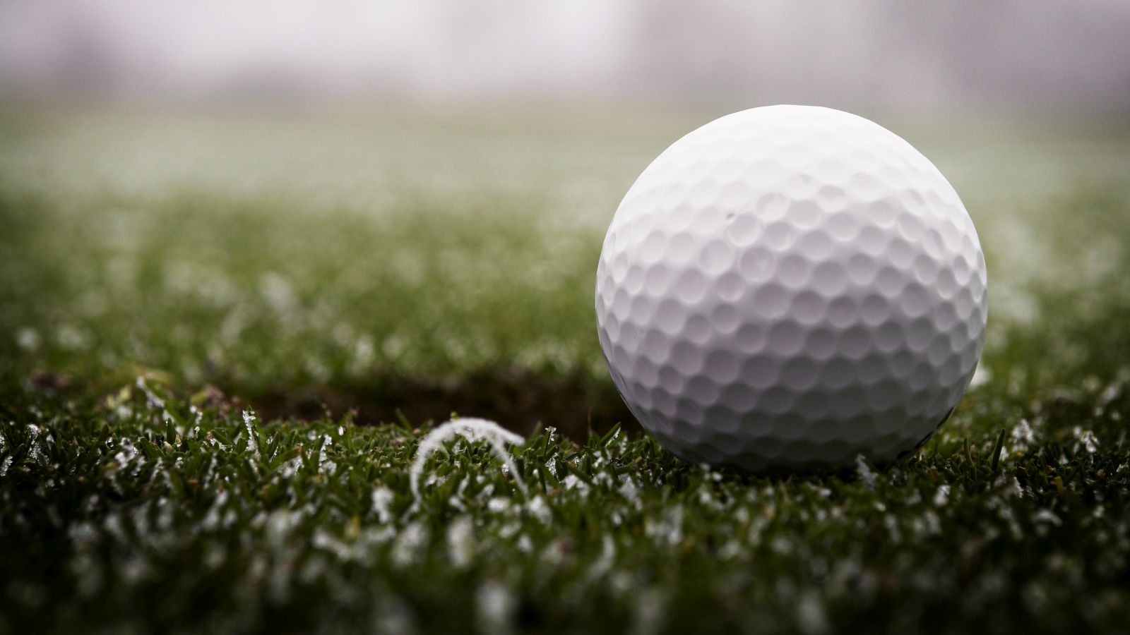 Golf auf frostigem Untergrund - vor allem in Spätherbst und Winter gilt es, besondere Regeln des Spielbetriebes zu beachten. © Getty Images