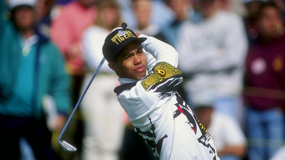 Ein Outfit, das an Markus Wasmeier, Katja Seizinger und die guten alten DSV-Zeiten erinnert: Der junge Tiger bei einem seiner ersten Starts auf der PGA Tour im Jahr 1993. | © Gary Newkirk /Allsport