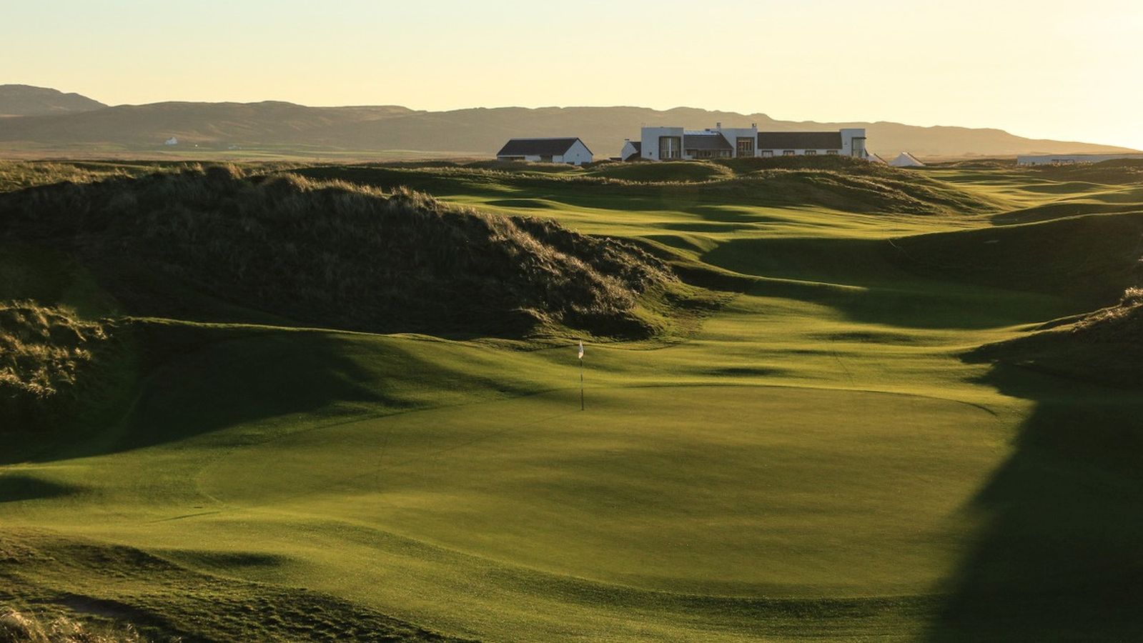 Ebenfalls ausgezeichnet: das Machrie Hotel & Golf Links, eingebettet in die Dünen eines unberührten Sieben-Meilen-Strandes auf der Whisky-Insel Islay.
