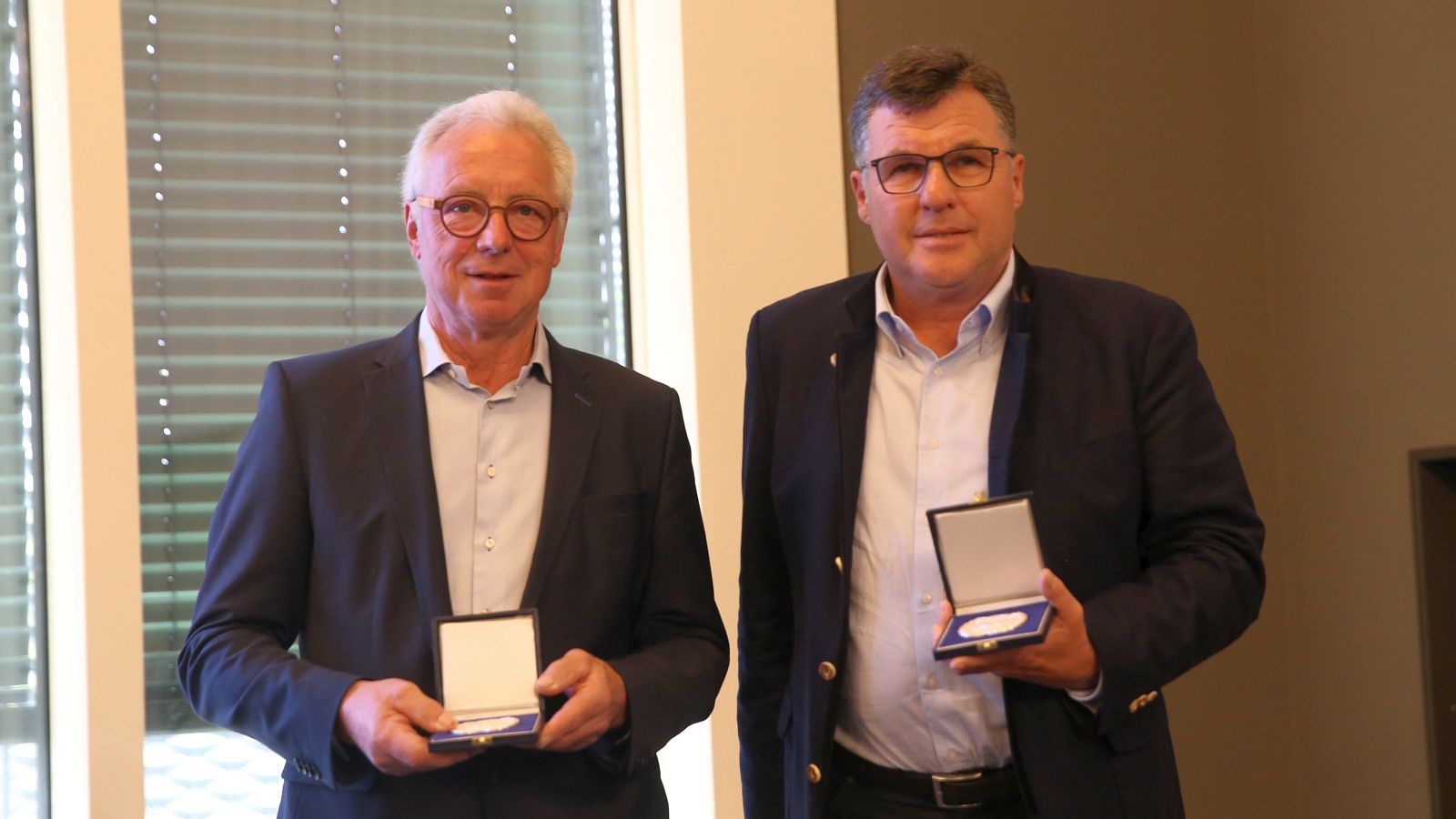 Die DGV-Ehrenmedaille in Silber erhielten (v.l.) Hubert Kleiner und Dr. Gunther Hardt. © Thomas Rau