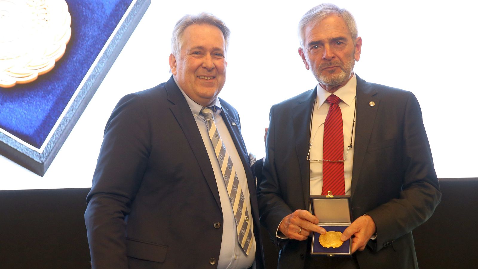 Die Ehrennadel in Gold überreichte DGV-Präsident Claus M. Kobold an seinen Vorgänger im Amt, Hans-Joachim Nothelfer. © Rafael Herlich