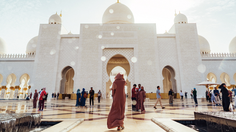 Ein wahr gewordener Traum aus Tausendundeiner Nacht: die Scheich-Zayid-Moschee in Abu-Dhabi.