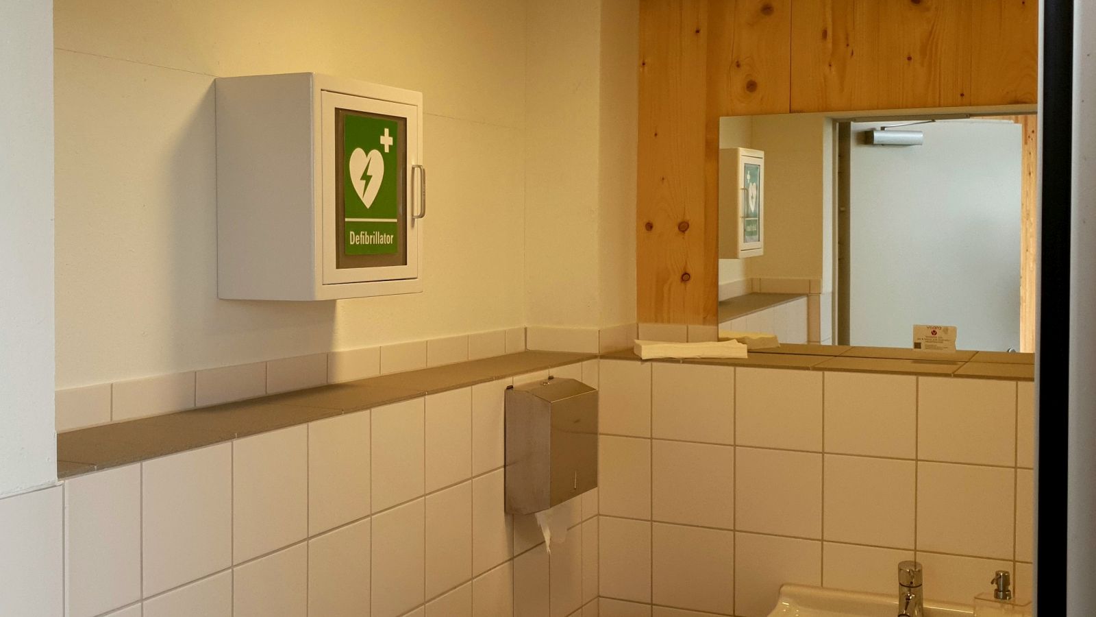 Auf den Herren-Toiletten des Stuttgarter GC Solitude wurde jüngst auch ein Defi angebracht, der im Notfall Leben retten kann.