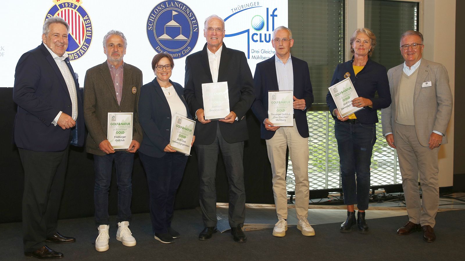 Vertreter aus fünf Clubs nahmen ihre Gold-Zertifikate des Programms Golf & Natur aus den Händen von DGV-Präsident Claus M. Kobold und Stellvertreter Achim Battermann entgegen.