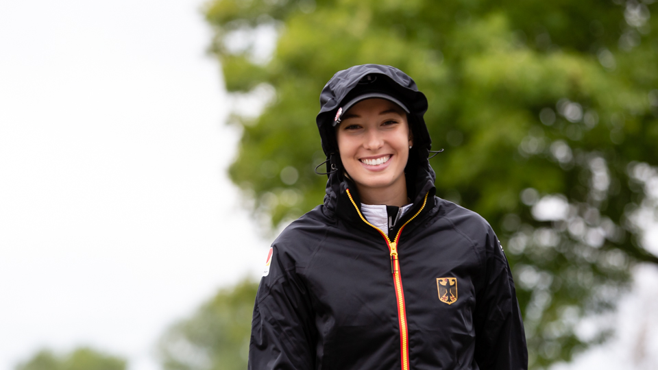 Offenherzigkeit: dieses gewinnende Lächeln zeichnet die deutsche Tour-Spielerin Alexandra Försterling aus. Dabei kann jeder von uns lächeln - und wir brauchen dafür nicht einmal eine Trainerstunde.
