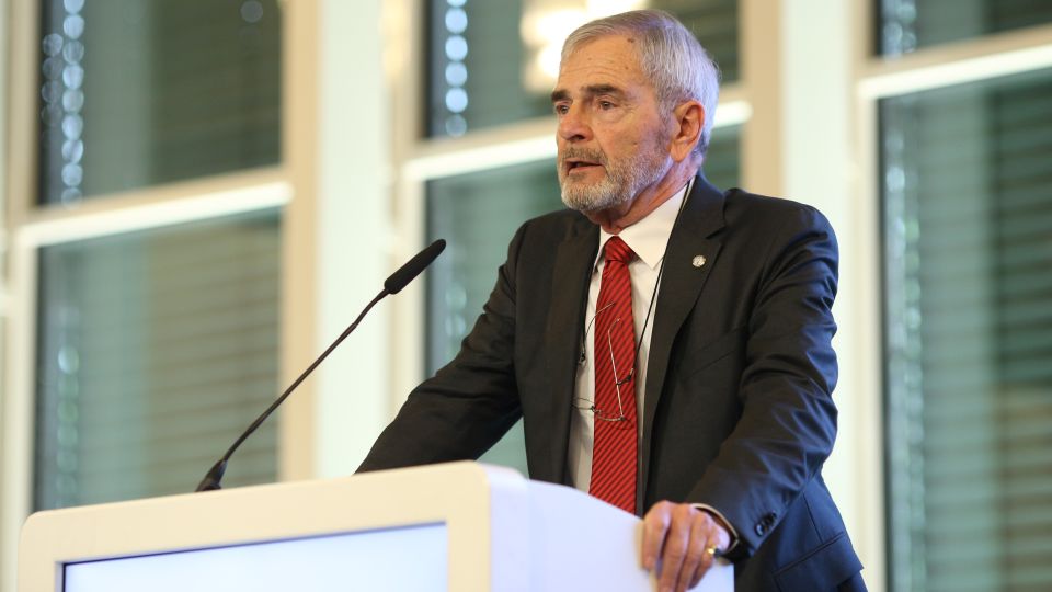 Ex-Präsident Hans Joachim Nothelfer ist Träger der DGV-Ehrenmedaille in Gold. 
