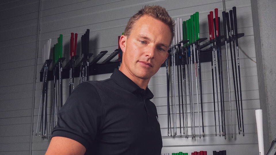 Präzise Handarbeit: Adrian Kramer fertigt nach dem Fitting individuelle Golfschläger an.