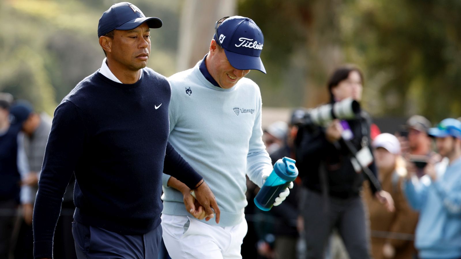 Der Moment der Tampon-Übergabe: Tiger Woods und Justin Thomas sind beim Genesis Invitational in Kalifornien gemeinsam unterwegs.