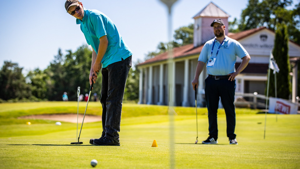 Special Olympics Golfer Niklas Block während der Nationalen Spiele 2022. In den fünf Wettbewerbs-Kategorien zeigt der Golfsport sein volles inklusives Potenzial.